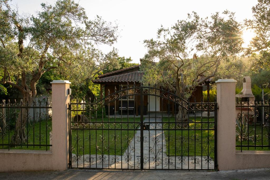 Сад в Makri Beach Villa