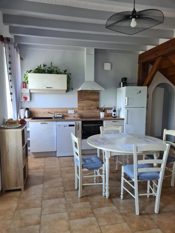 A la Campagne ,Halte ,Séjour et Détente - Twee Slaapkamers Huis
