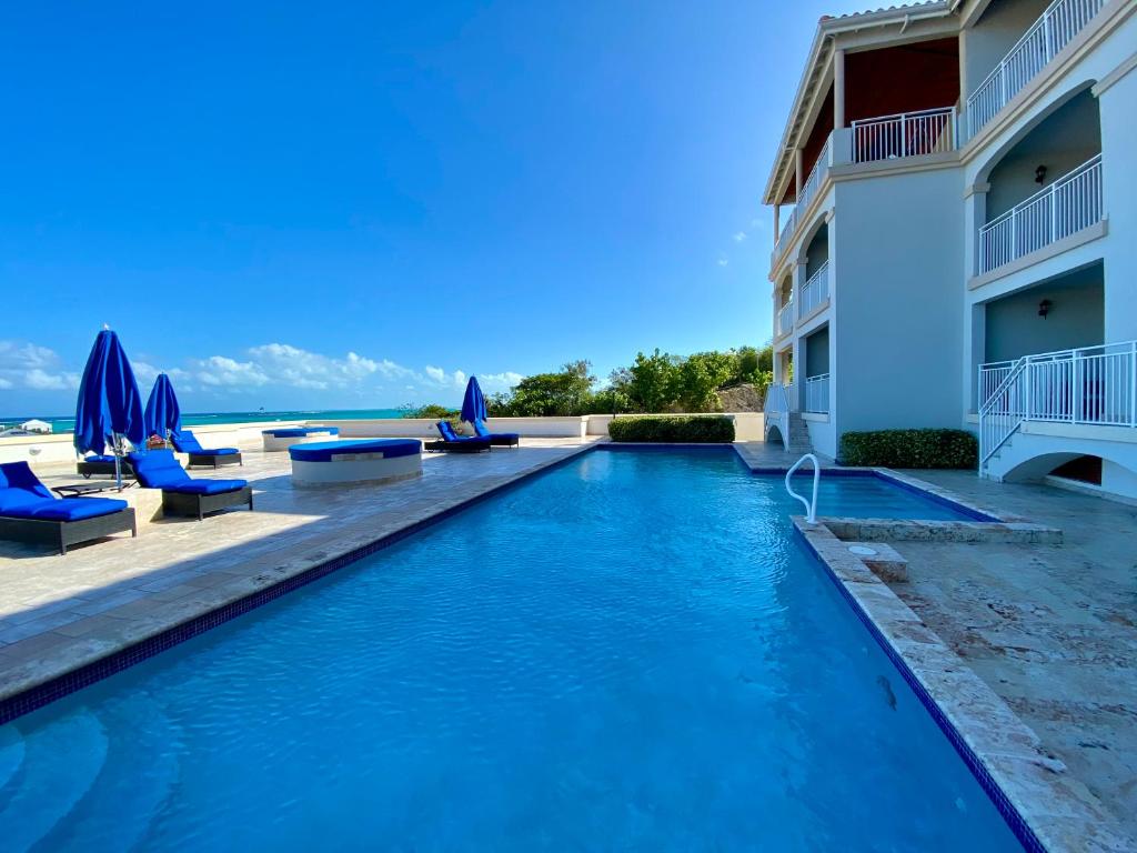 Bazén v ubytování Extra spacious oceanview condo 5 min from pristine beach nebo v jeho okolí