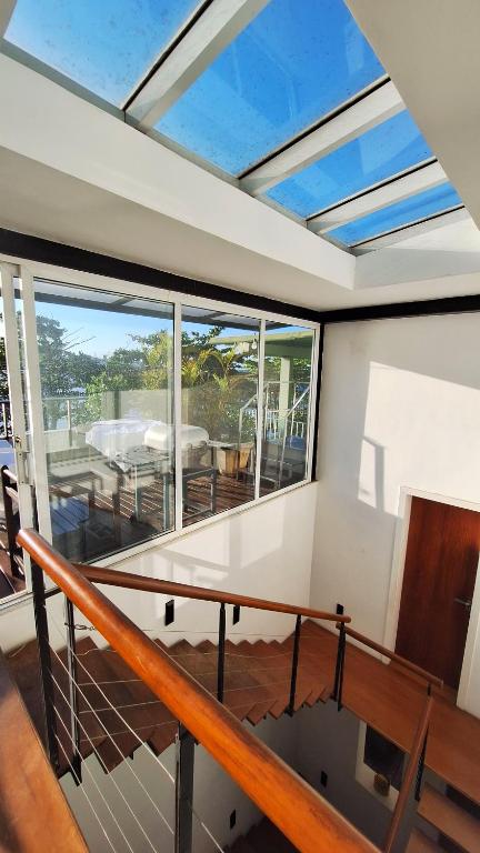 tragaluz en una habitación con mesa en el balcón en Luna Rossa Guest House, en Río de Janeiro