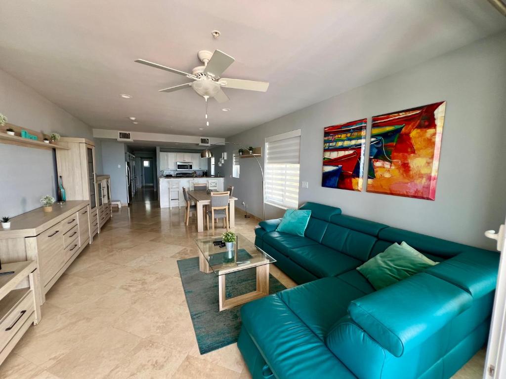 Posezení v ubytování Extra spacious oceanview condo 5 min from pristine beach