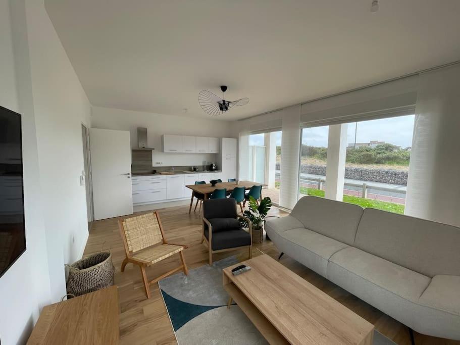 un salon avec un canapé et une table dans l'établissement Appartement neuf centre station a 200m de la plage, à Neufchâtel-Hardelot