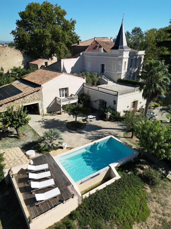 une vue aérienne d'une maison avec piscine dans l'établissement Château Suite, à Saint-Marcel