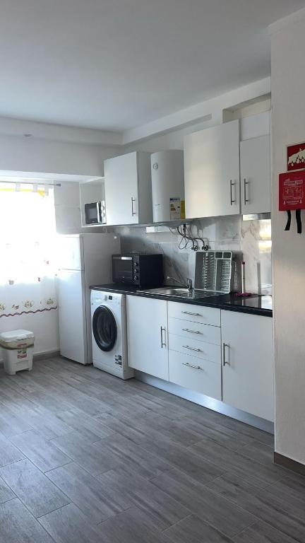 Kuchyň nebo kuchyňský kout v ubytování Apartamento Maria do Céu