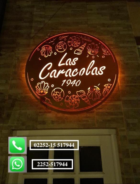 a sign for a las cartas restaurant on a wall at Caracolas Departamentos in San Clemente del Tuyú