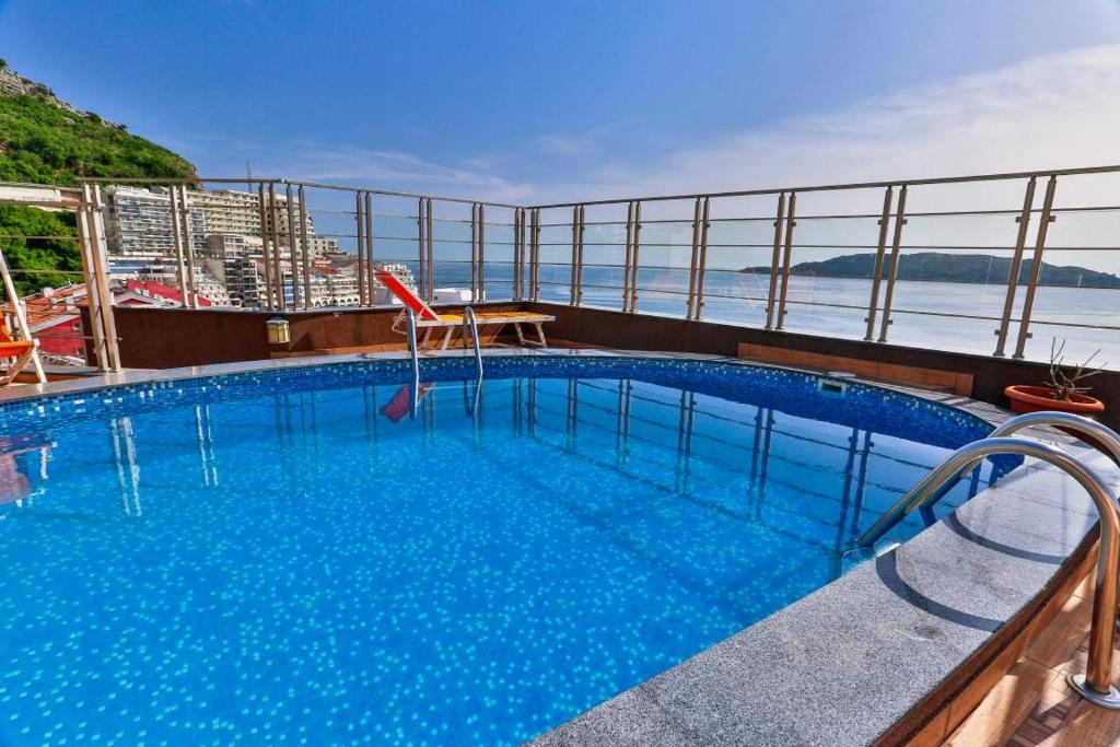 Bazén v ubytování A&S Penthouse with pool and sea view nebo v jeho okolí