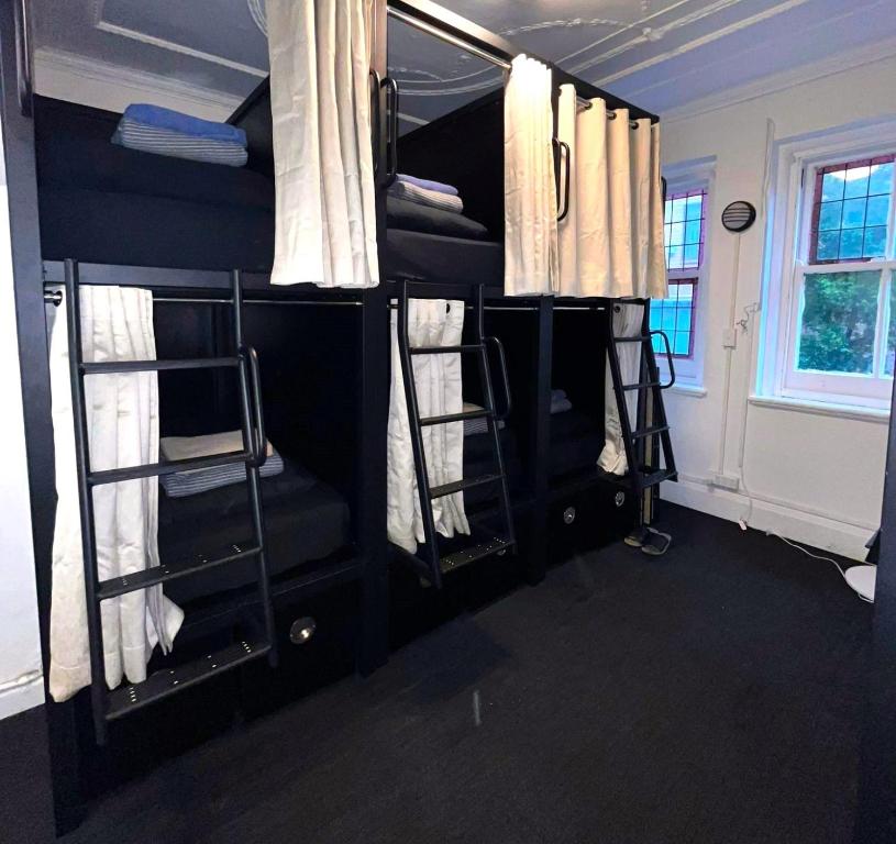 雪梨的住宿－Potts Point Hostel，一间房间,设有三张双层床