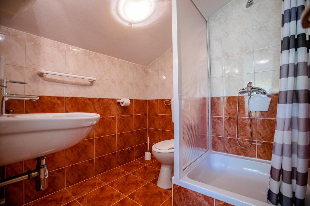 Kúpeľňa v ubytovaní Apartments & Room Španjol