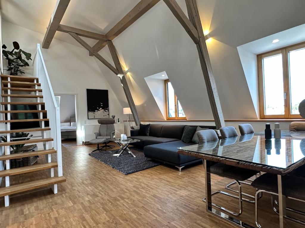 ein Wohnzimmer mit einem Sofa und einem Tisch in der Unterkunft TRULY - Viel Platz für Business & Familie - Modern, Garage, Fahrstuhl in Augsburg
