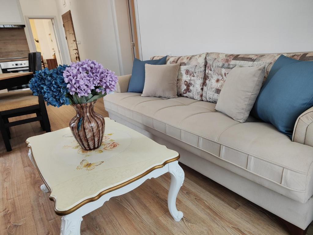 A seating area at Apartment RAYA