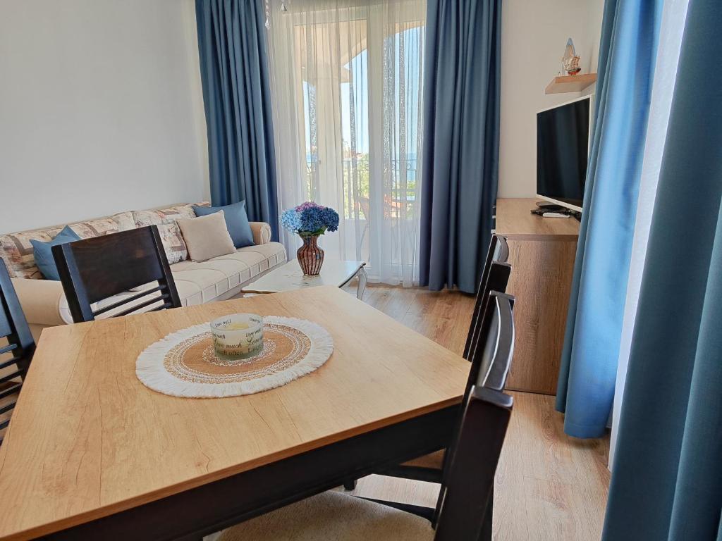 A television and/or entertainment centre at Apartment RAYA