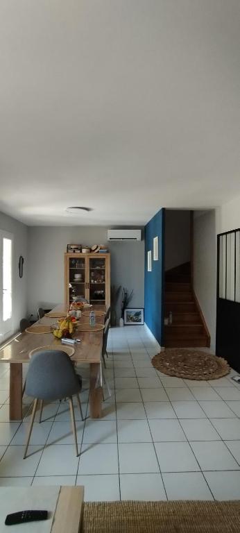 un salon avec une table et une salle à manger dans l'établissement Chez Kristina, à Entraigues-sur-la-Sorgue