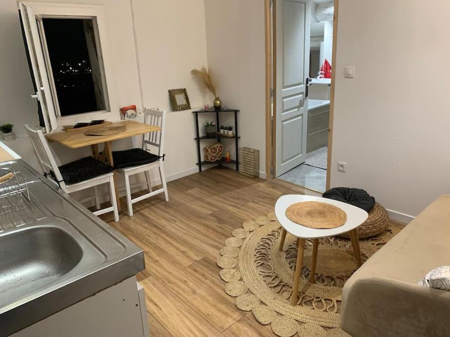 une cuisine et un salon avec un évier et une table dans l'établissement Appartement cosy à Sète, à Sète