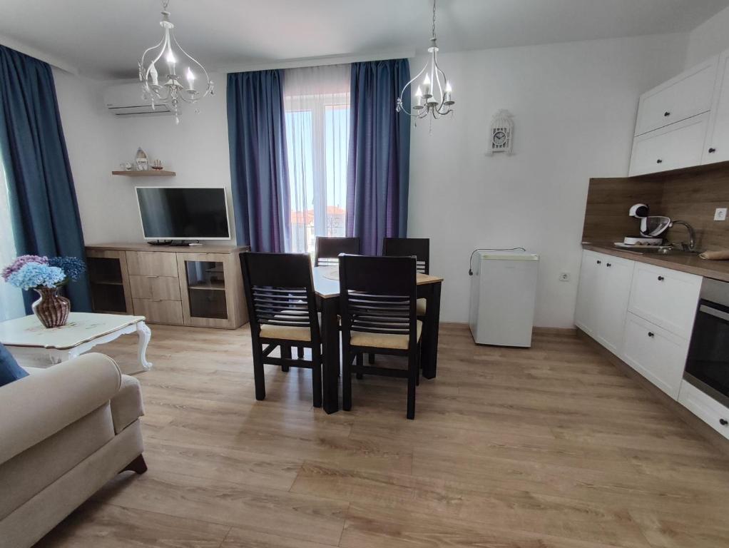 A kitchen or kitchenette at Apartment RAYA