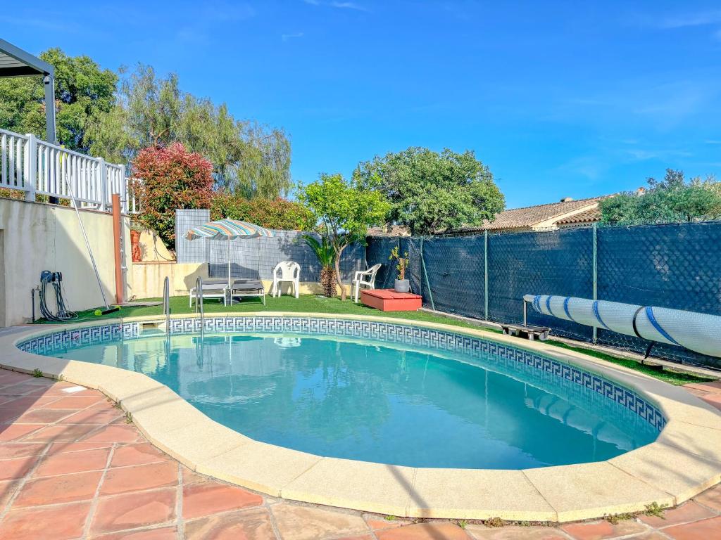 une piscine dans une cour clôturée dans l'établissement Charmant rez-de-villa avec piscine et terrasse, au Plan-de-la-Tour