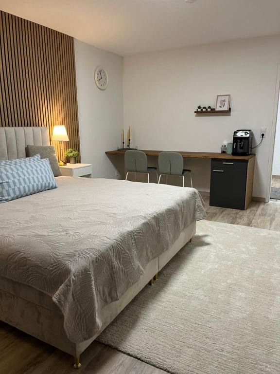 Küssaberg的住宿－Isaak Appartement Harmonie，卧室配有一张床和一张桌子及椅子