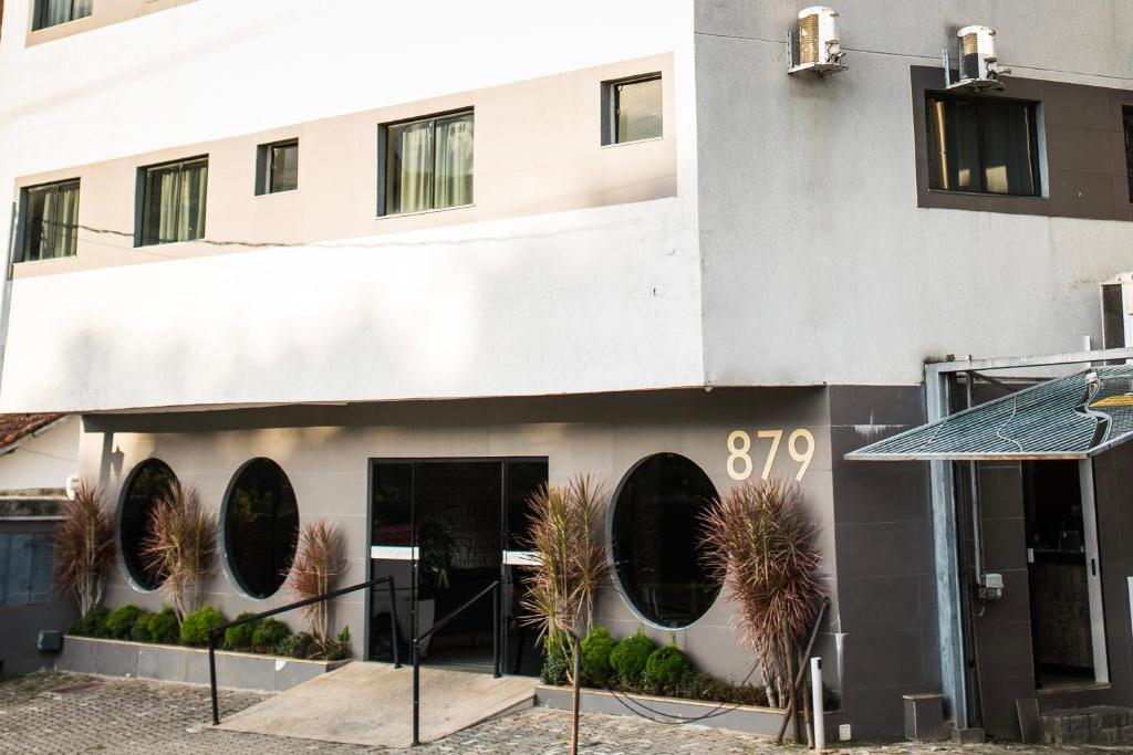 un bâtiment avec des fenêtres rondes et des plantes dessus dans l'établissement Hotel San Telmo, à Aparecida