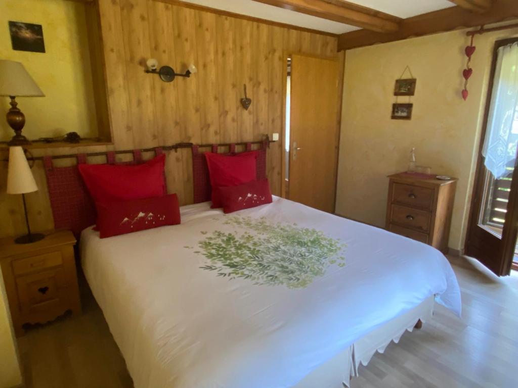 Postel nebo postele na pokoji v ubytování Chambres d'Hôtes des Cascades St-Nicolas