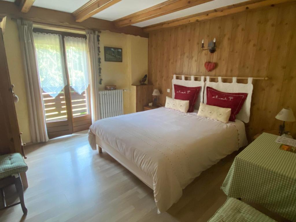 Postel nebo postele na pokoji v ubytování Chambres d'Hôtes des Cascades St-Nicolas