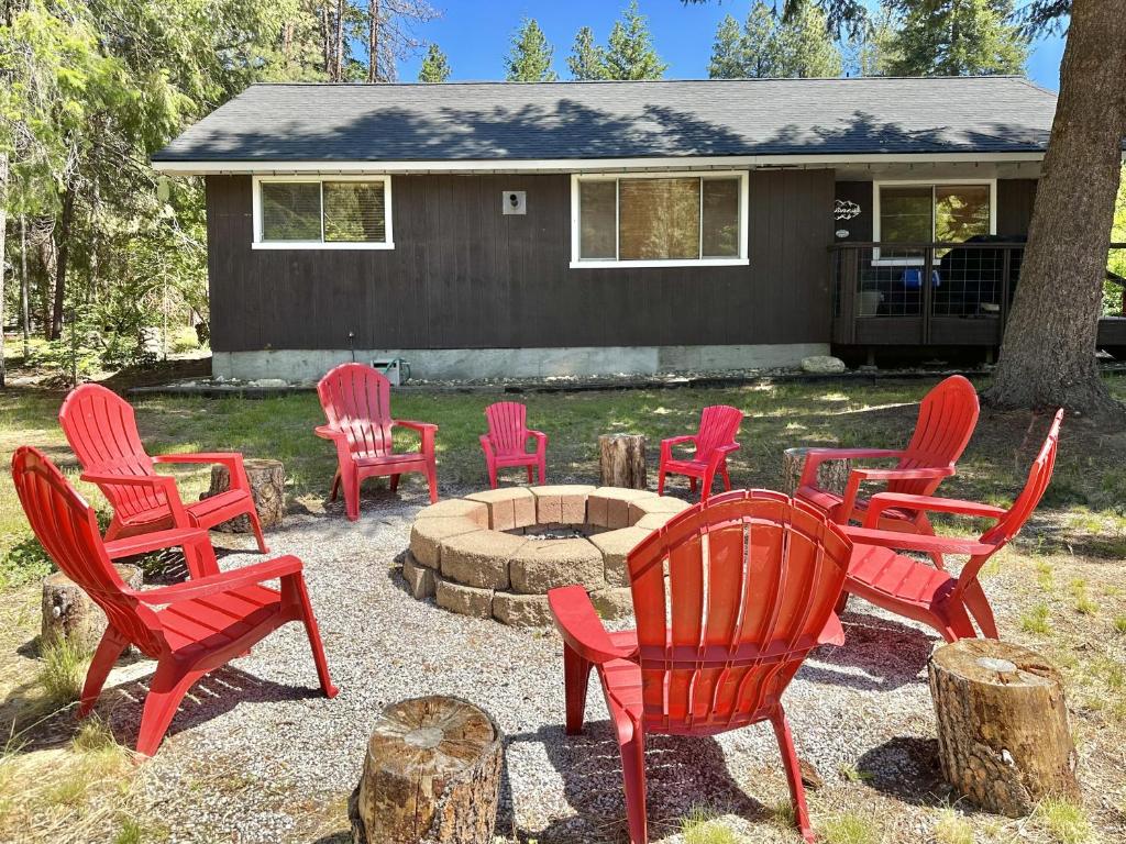 un grupo de sillas rojas sentadas alrededor de una hoguera en Rhodie House by NW Comfy Cabins, en Leavenworth