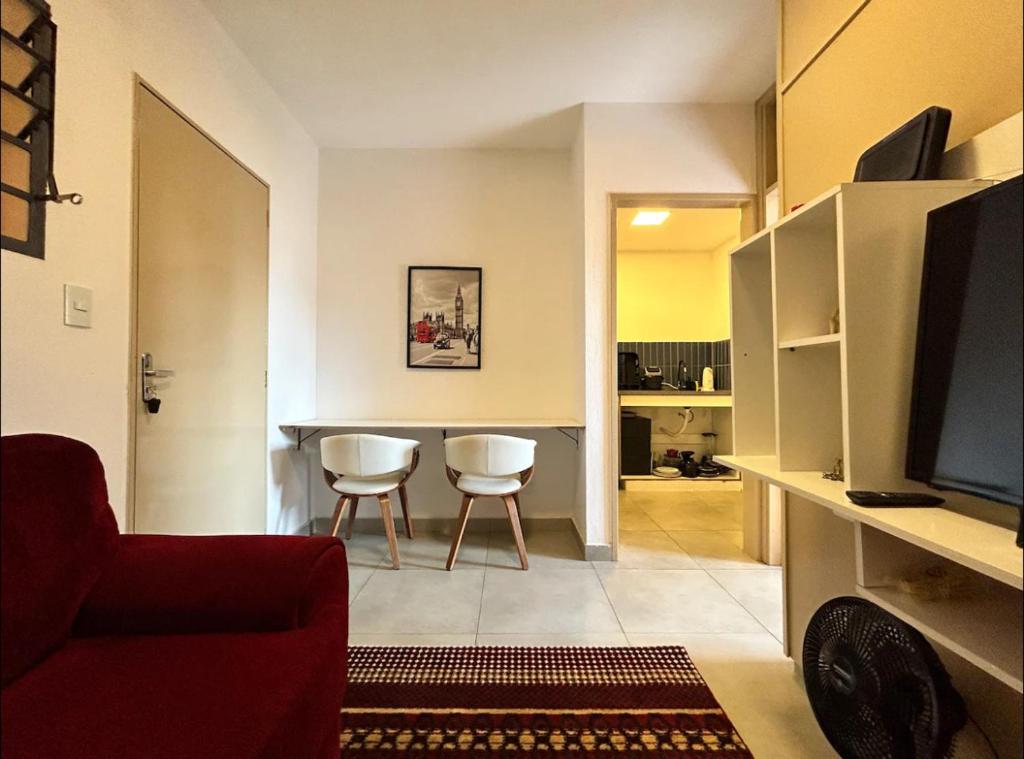 a living room with a table and two chairs at Kitnet no Centro de Campinas in Campinas