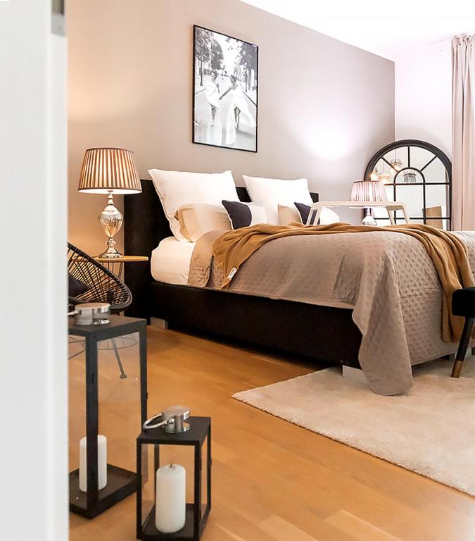 a bedroom with a bed and two tables with lamps at Luxuswohnung im Herzen Potsdams! in Potsdam