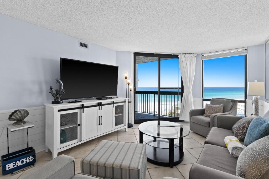 a living room with a flat screen tv and a couch at SunDestin Resort Unit 0814 in Destin