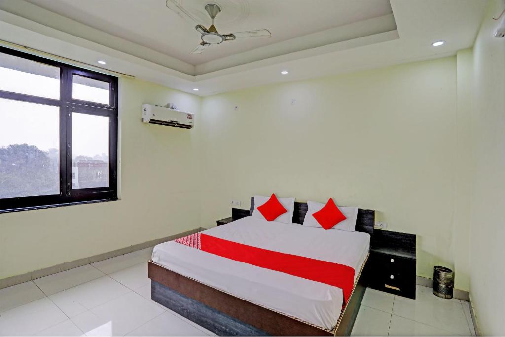 Кровать или кровати в номере OYO Flagship Shree Shyam Kripa Hotel And Restaurant