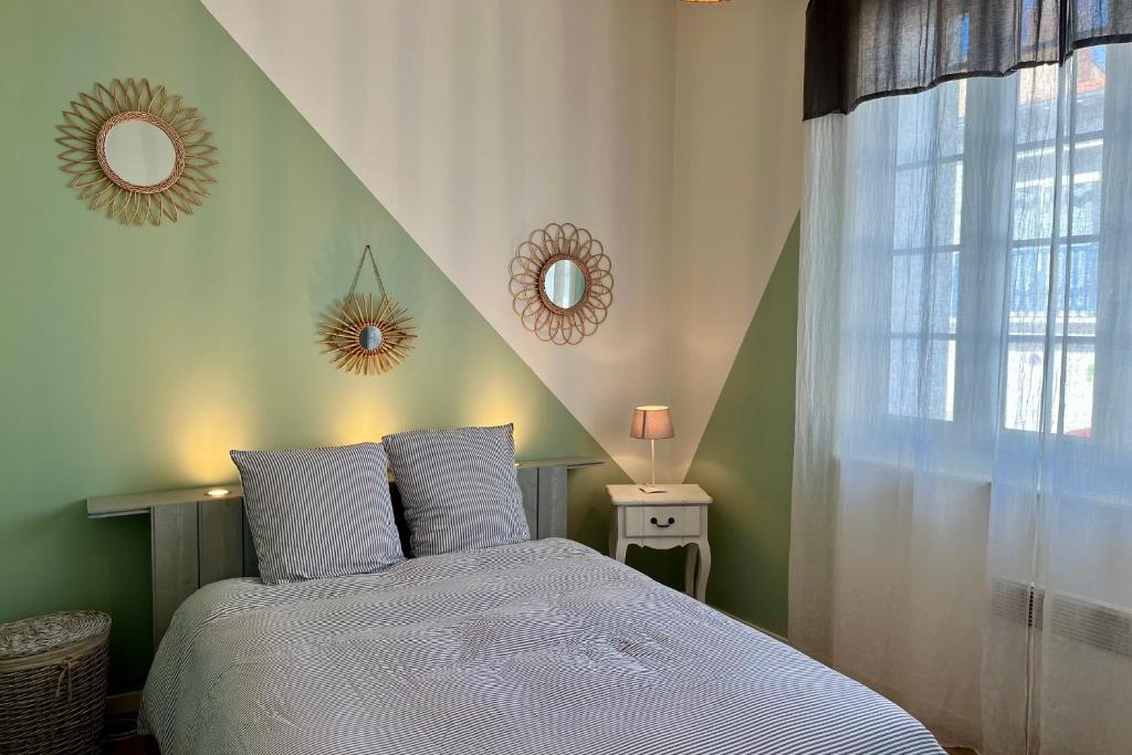 - une chambre avec un lit et une fenêtre avec des miroirs dans l'établissement Maison 