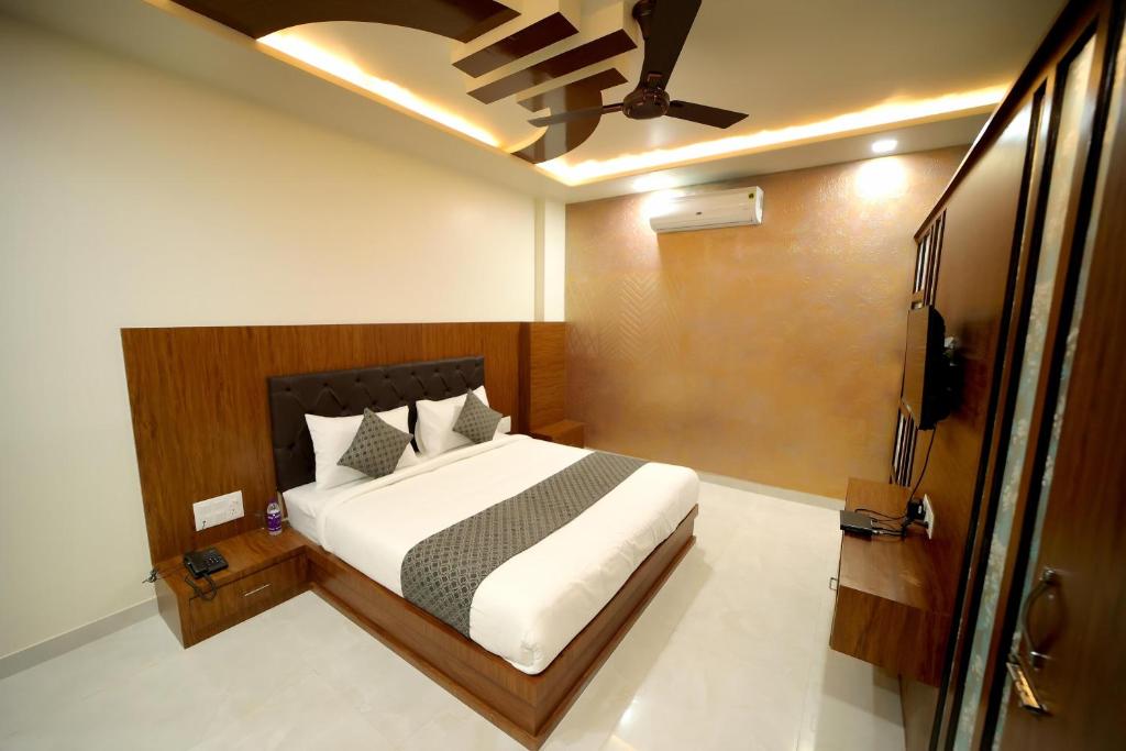 a bedroom with a bed and a ceiling at Hotel Global Radiance plaza Delhi Airport in New Delhi