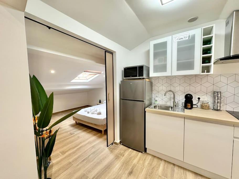 Il comprend une cuisine équipée d'un réfrigérateur. dans l'établissement Appartement climatisé - 2min plage-tram-restaurant, à Nice