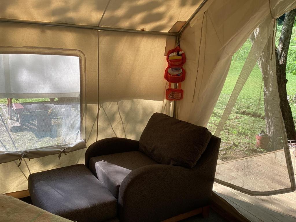 Posezení v ubytování GLAMPING Off Grid Tent ULTIMATE IN COMFORT