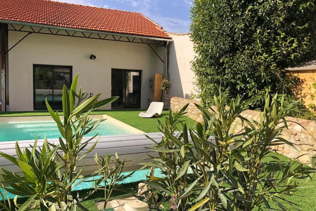 une maison avec une piscine dans la cour dans l'établissement St Chaptes, Nimes, Uzes, France, à Saint-Chaptes