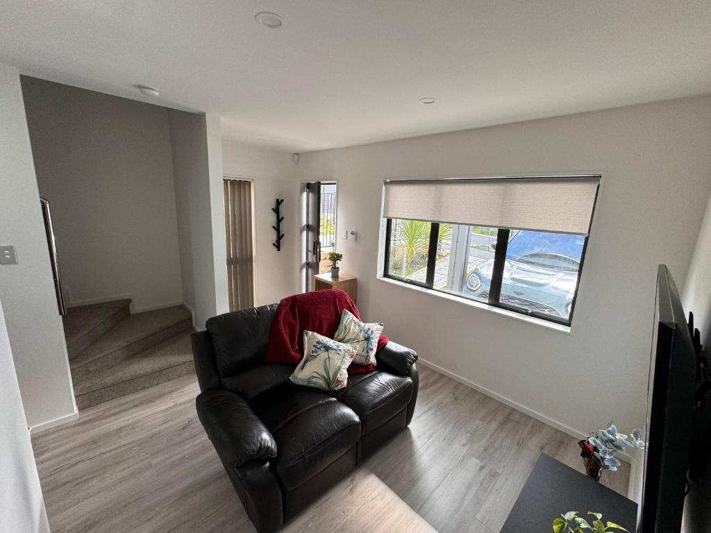 Posezení v ubytování 3BR Auckland Holiday Home near Outlet shops and Costco