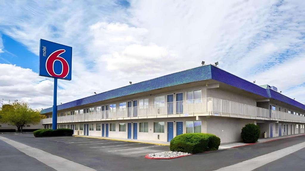 a building with a sign in front of it at Motel 6-Holbrook, AZ in Holbrook