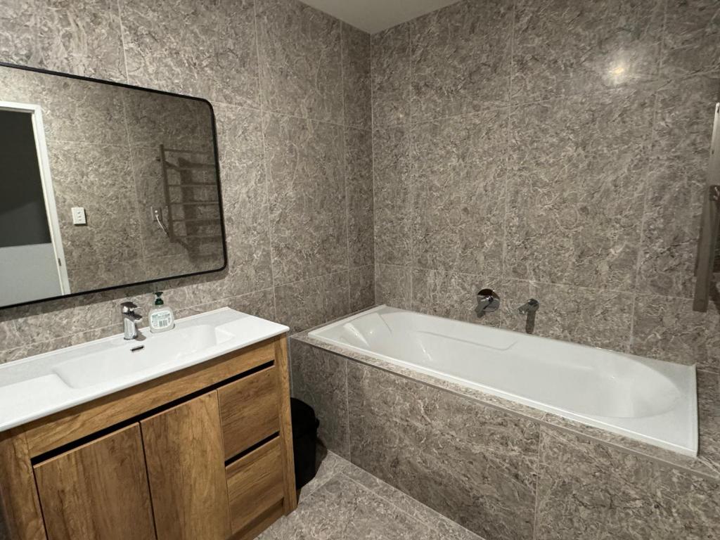 Koupelna v ubytování 3BR Auckland Holiday Home near Outlet shops and Costco