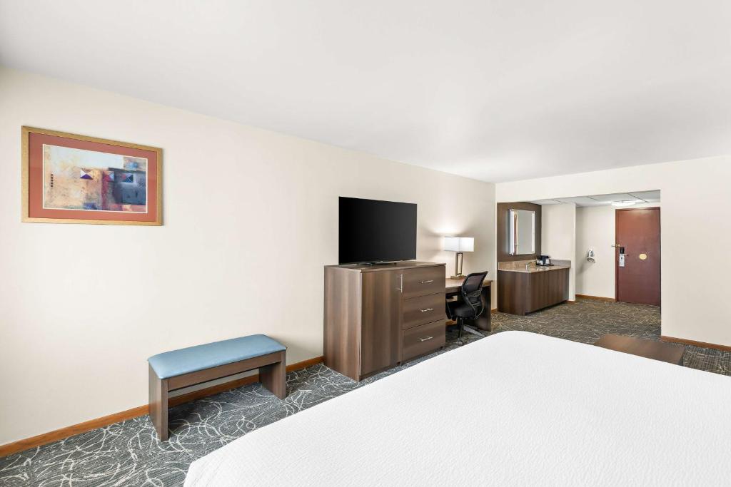 Best Western West Towne Suites photo