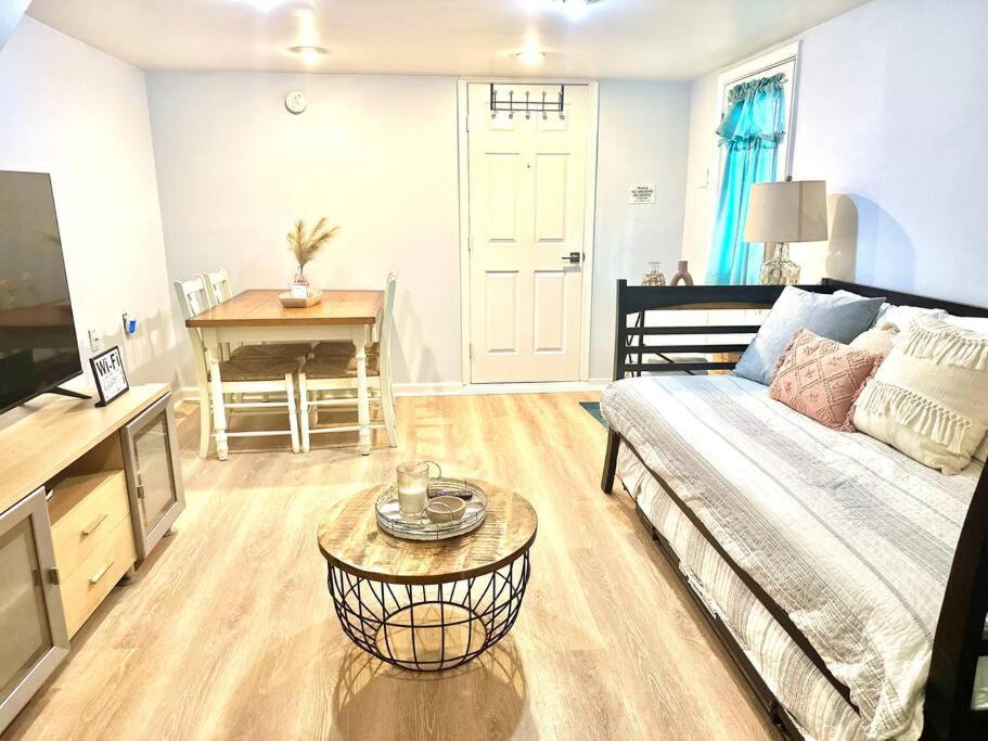 Et tv og/eller underholdning på Calming Beach Retreat Space