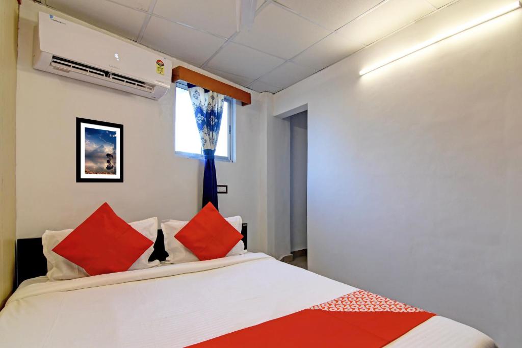 Postel nebo postele na pokoji v ubytování Hotel O Jalan Regency