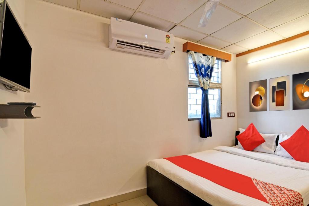 Postel nebo postele na pokoji v ubytování Hotel O Jalan Regency