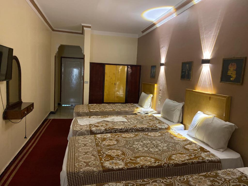 Posteľ alebo postele v izbe v ubytovaní Shady Hotel Luxor