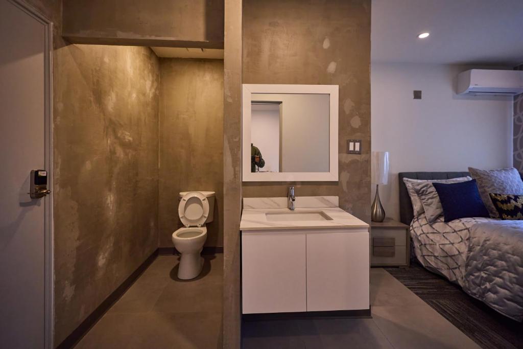 Koupelna v ubytování Ola Boutique Hotel