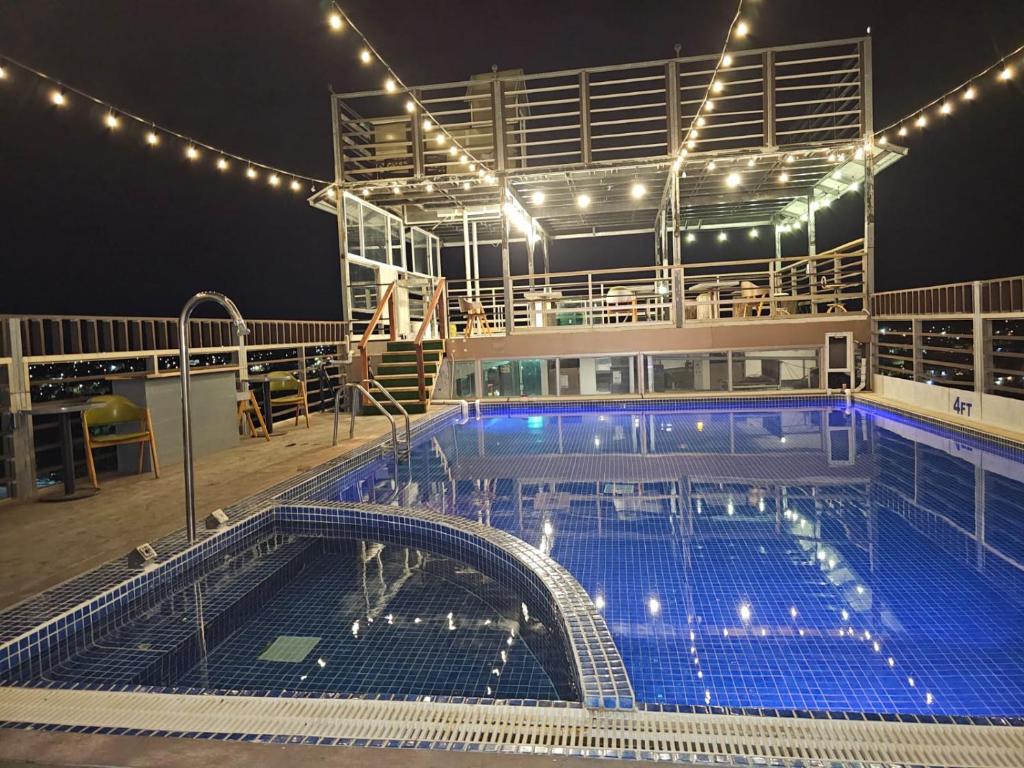 uma grande piscina num navio de cruzeiro à noite em Golden Tree Hotel Belize em Cidade de Belize