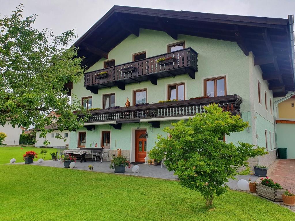 Casa grande con balcón y patio en Dwingelo-Lütten Angela Brandstätter Hof | Chiemgau Karte, en Grassau