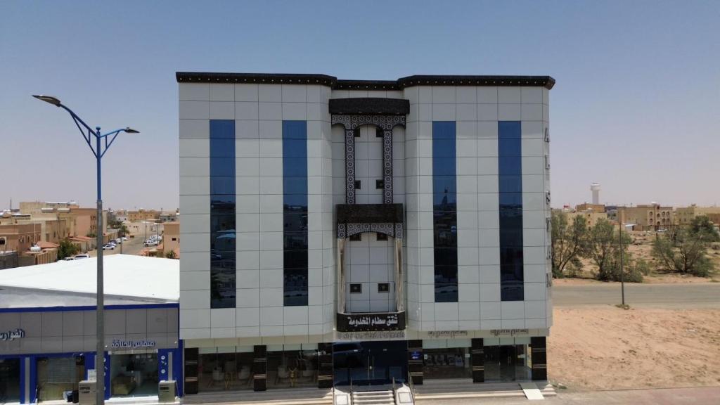 a building with blue and white tiles on it at شقق سطام المخدومة in Al Fayşalīyah