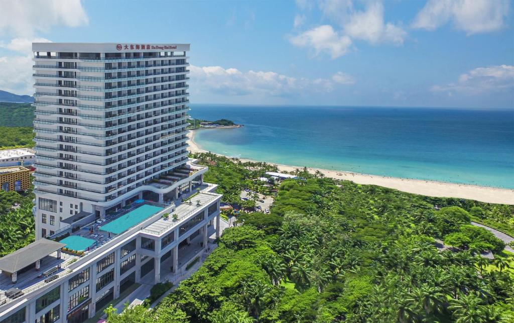 een luchtzicht op een hotel en het strand bij Sanya Dadonghai Hotel in Sanya