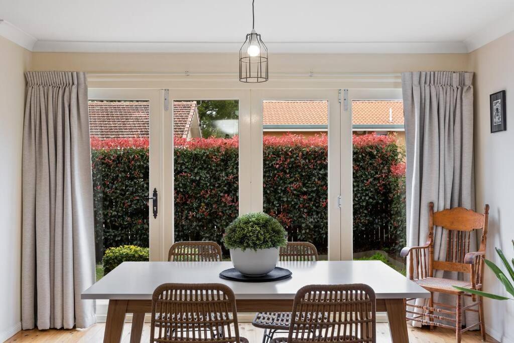 una sala da pranzo con tavolo e sedie di Cottage on Kent a Toowoomba