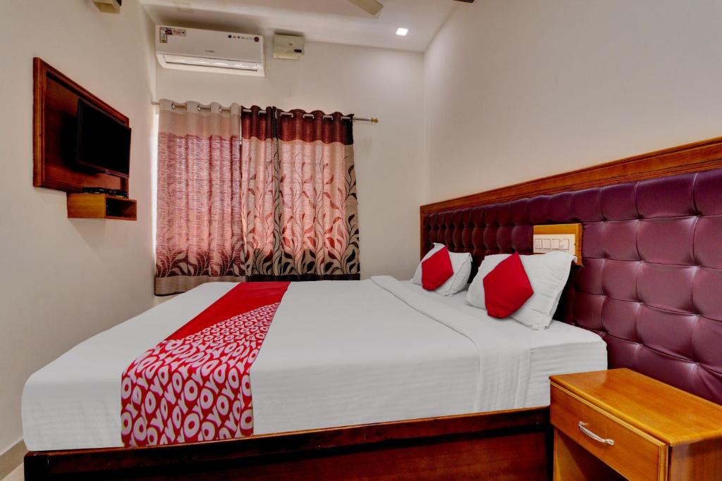 Säng eller sängar i ett rum på OYO Flagship Hotel Grand Arabian