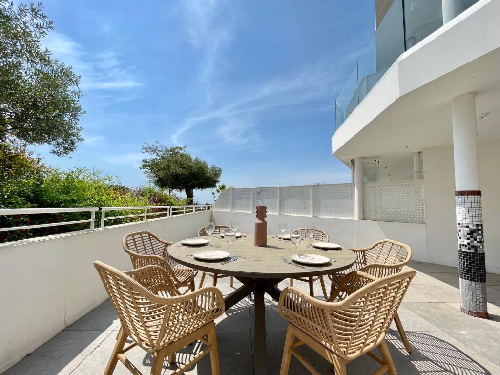 une table et des chaises sur le balcon d'une maison dans l'établissement Appartement de standing 3 pièces avec clim, garage double, proche plages et commerces à Sète - FR-1-338-572, à Sète