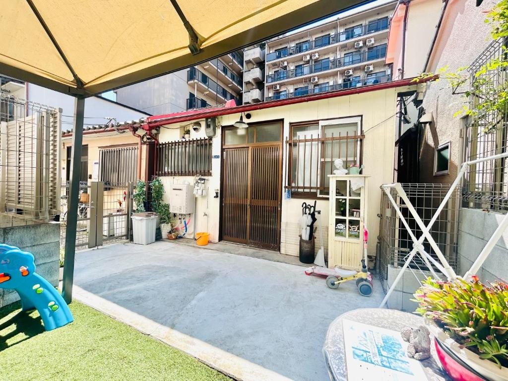 A piscina localizada em 天下茶屋駅5分、専用庭付き平屋—KIK Iハウス ou nos arredores